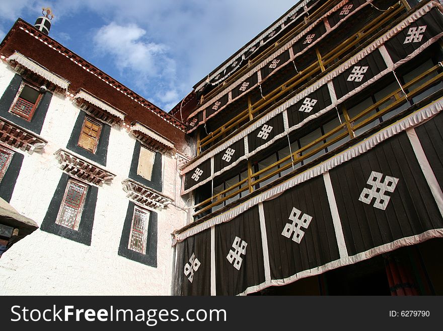 Potala Palace is a large-scale Gong Bao-style buildings.It is also an important symbol of Lhasa.It is the ancient Tibetan architectural art of the essence, is also the artistic treasure house of Tibet. Potala Palace is a large-scale Gong Bao-style buildings.It is also an important symbol of Lhasa.It is the ancient Tibetan architectural art of the essence, is also the artistic treasure house of Tibet.