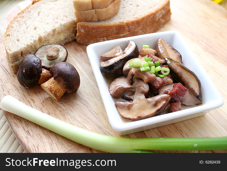 Some fresh mushrooms with bread and onions