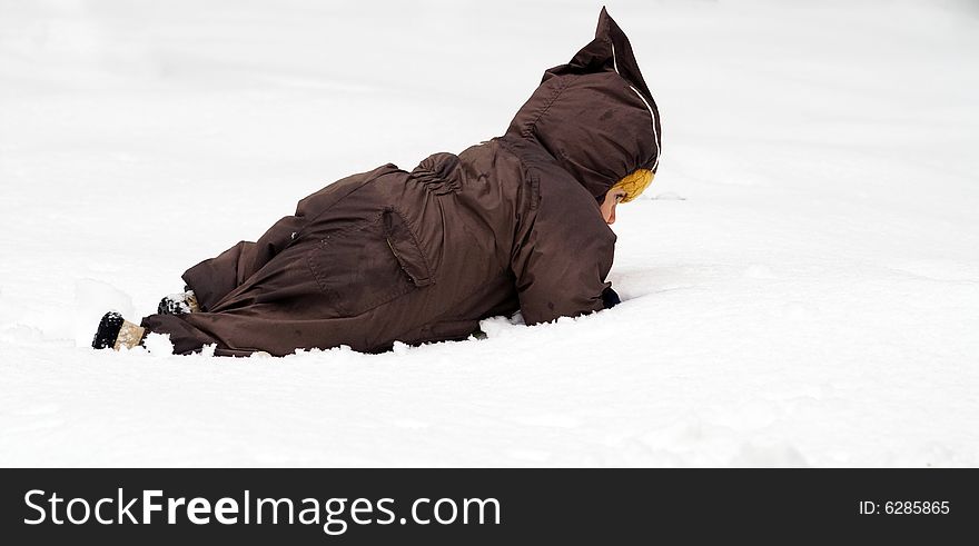 Baby crawling in snow (winter leisure)