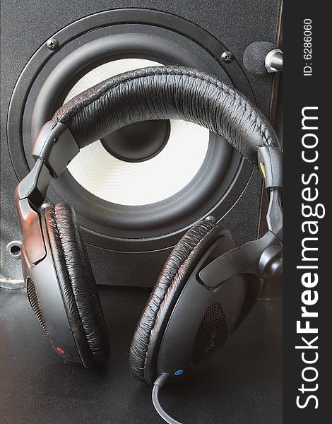 Musical equipment of dynamics headphones