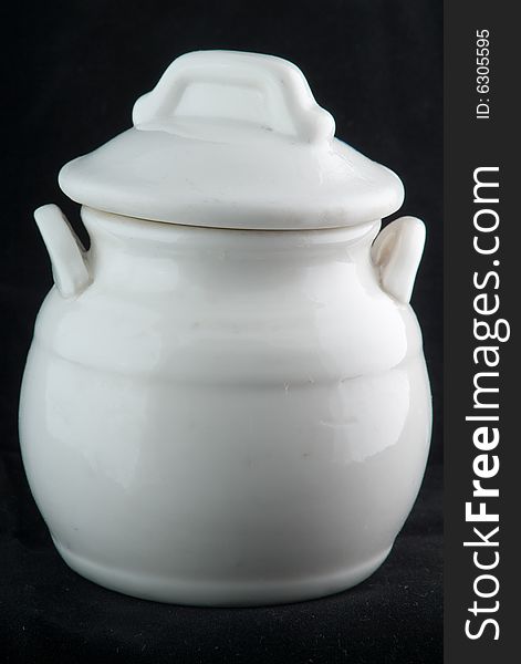 The pot is in diameter of 10cm. It is used for loading sauce or vinegar. The pot is in diameter of 10cm. It is used for loading sauce or vinegar.