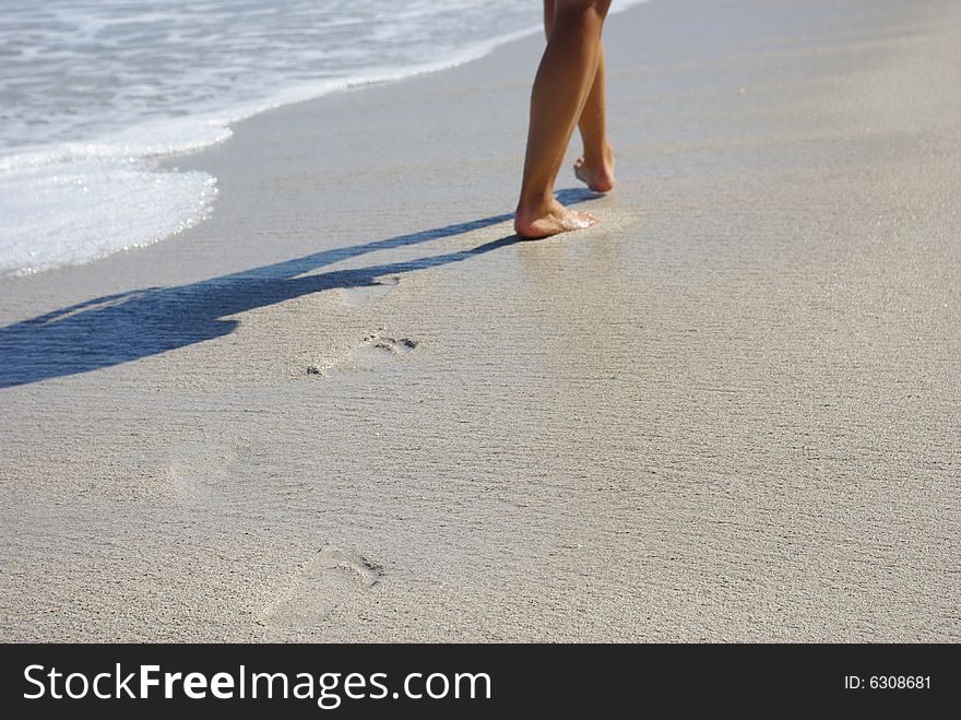 Jeune femme marchant sur la plage. Jeune femme marchant sur la plage
