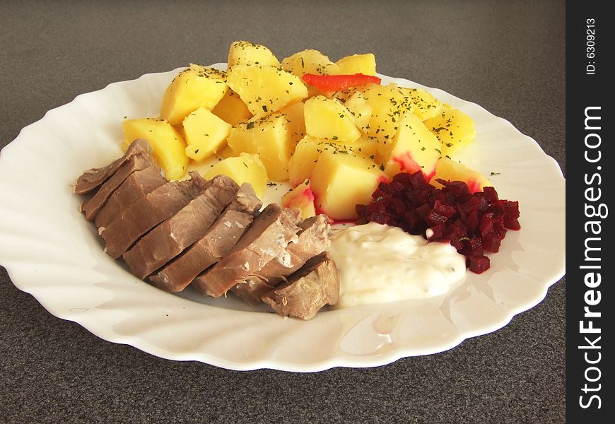 Pork tongue with potatoes, tatar sauce and beetroot