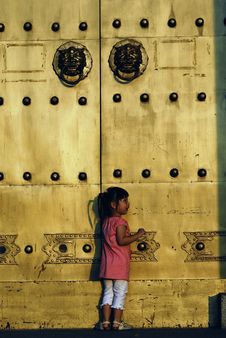 The Child In Front Of The Door Royalty Free Stock Photography The Child In Front Of The Door Royalty Free Stock Photography