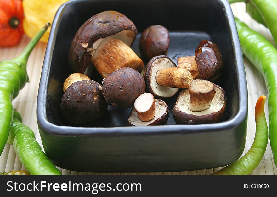 Some fresh mushrooms in a black bowl