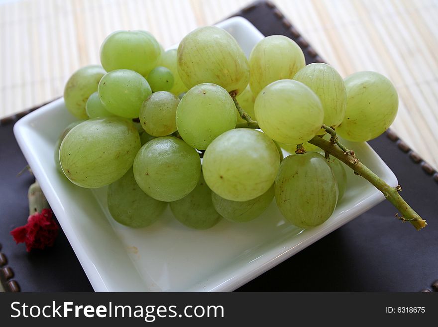 Some fresh green grapes in a bowl