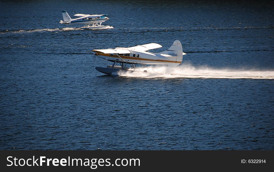 Two floatplanes take off and landind at the same time