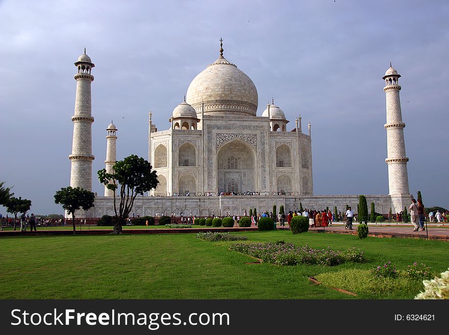 Overview of the jewel of India, Taj Mahal, Agra.