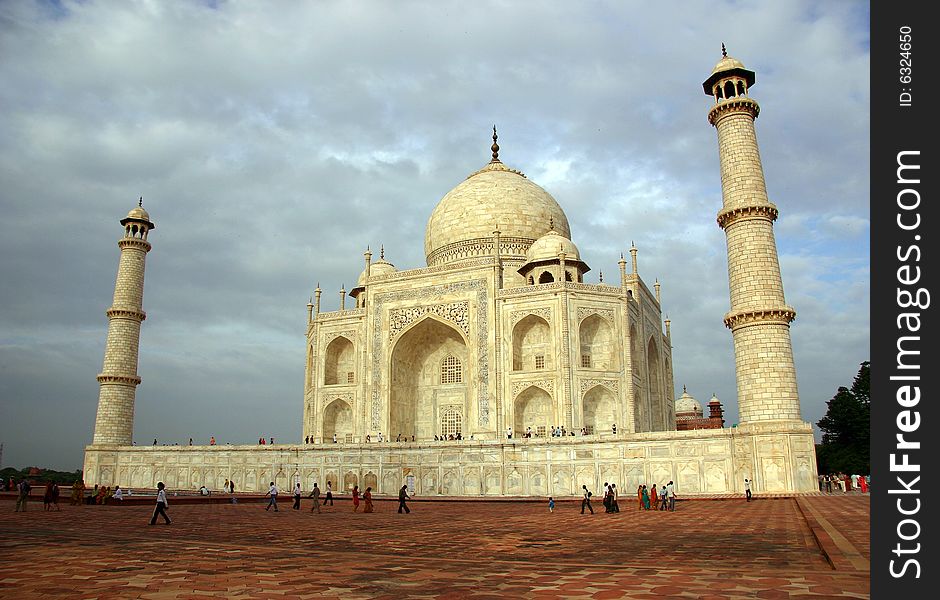 Overview of the jewel of India, Taj Mahal, Agra.