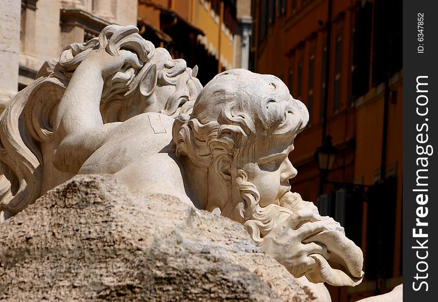 A wonderful glimpse of Trevi's fountain in Rome