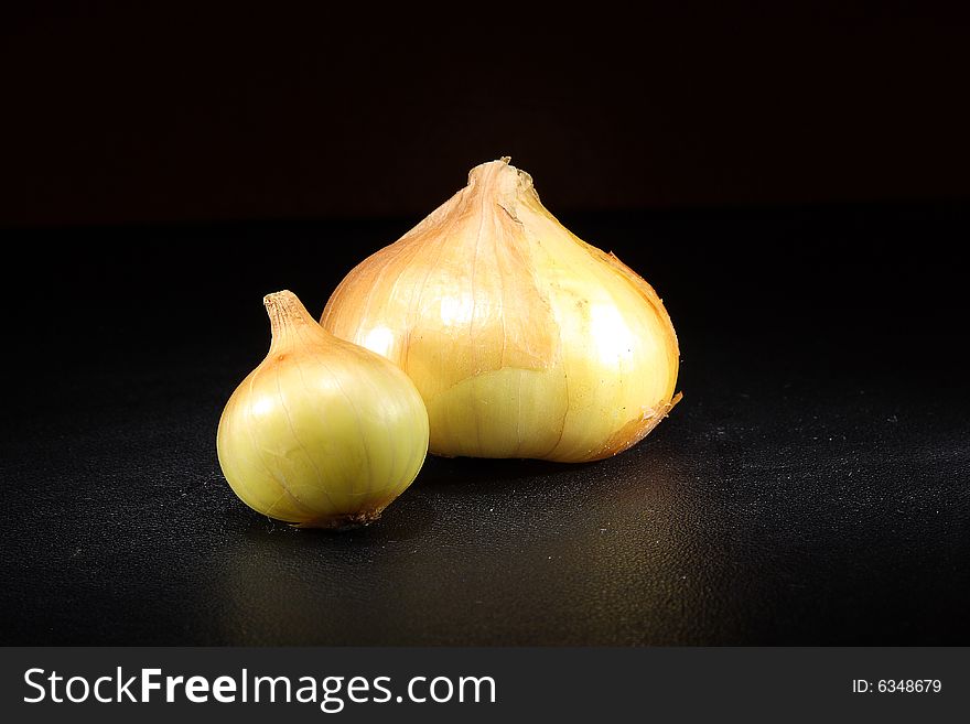 Photo vegetables yellow Bulbus on a dark background