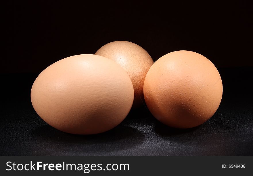 Photo product chicken eggs on a dark background