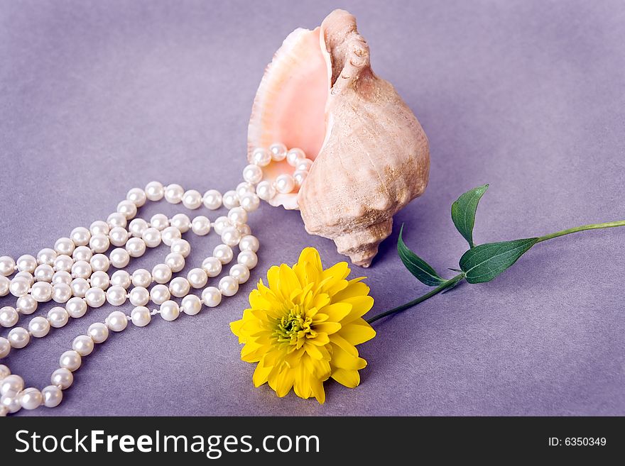 Pearl beads with yellow flower