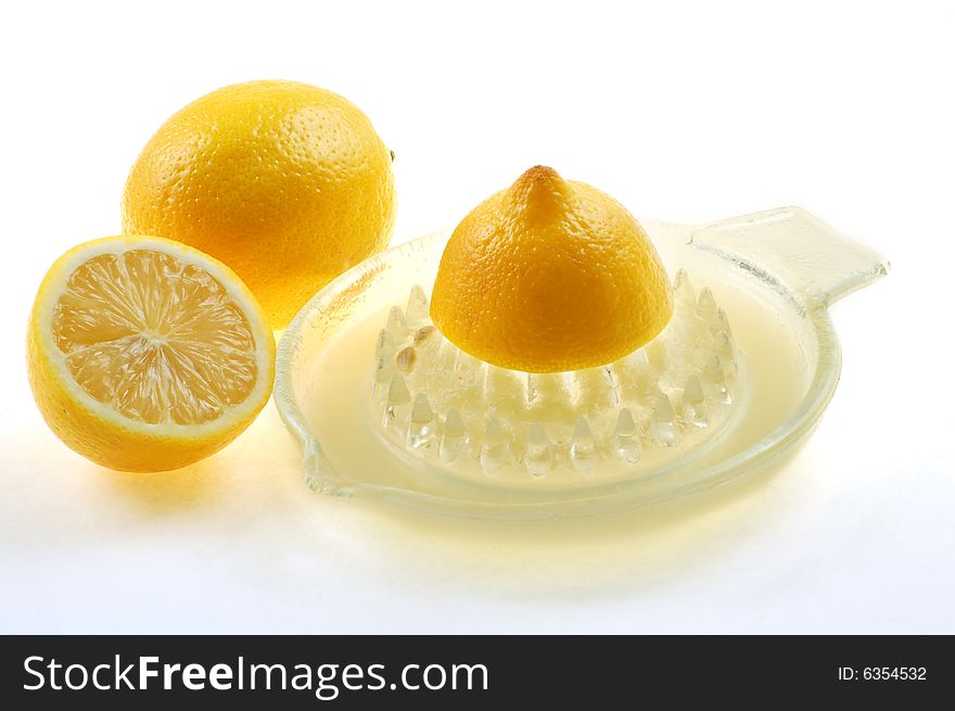 Extracting juice from yellow lemon