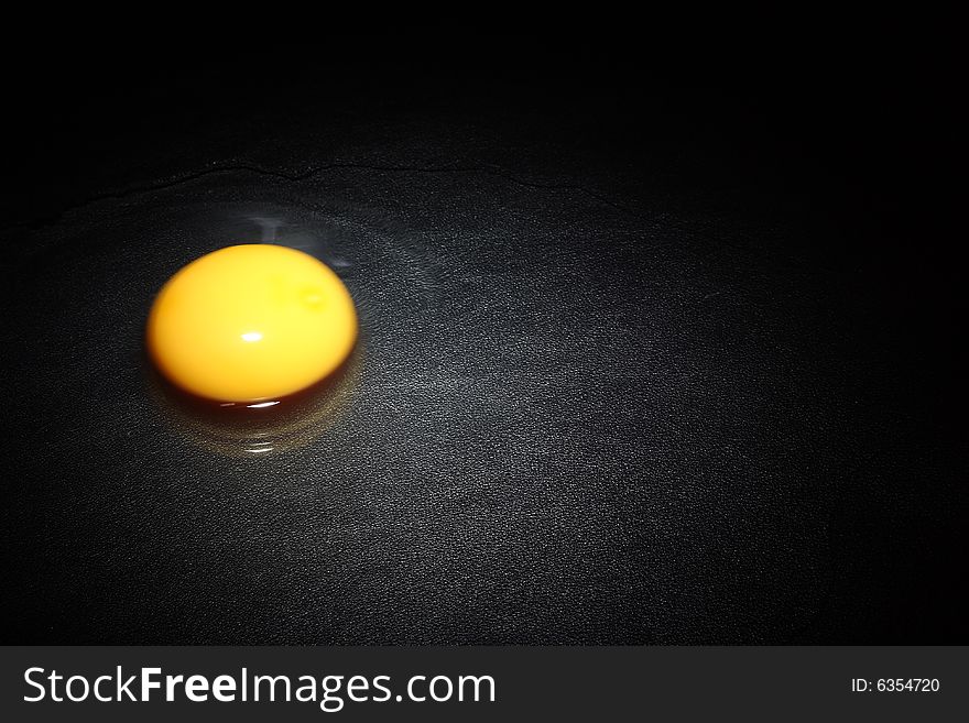 Photo product chicken eggs on a dark background