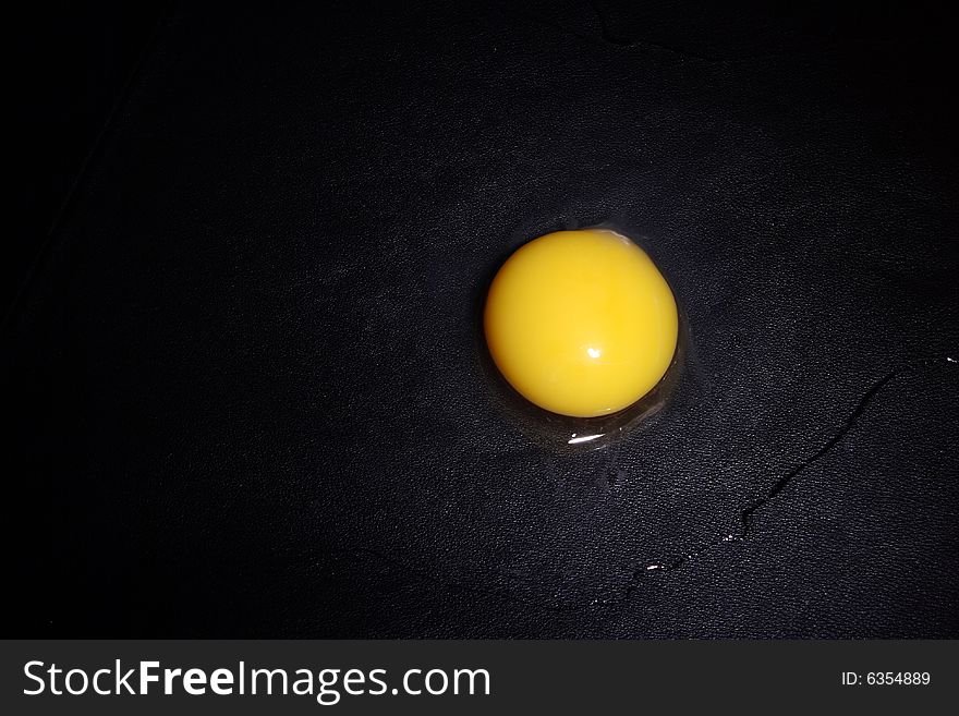 Photo product chicken eggs on a dark background