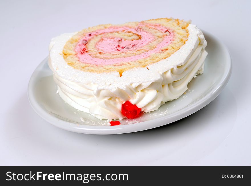 Strawberry cake with cream topping