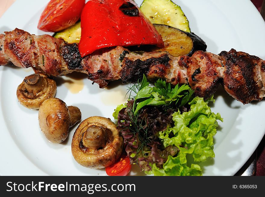 Grilled beef with vegetables and mushrooms