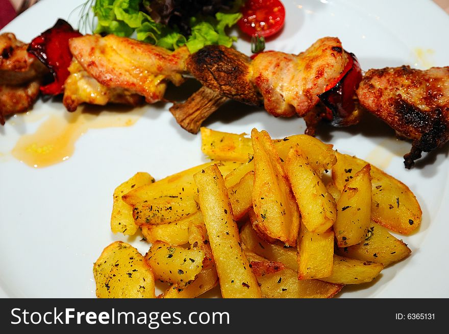 Grilled chicken with potato and mushrooms