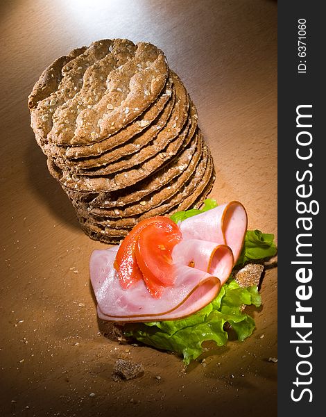 Crispbread with ham and salad