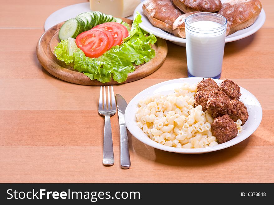 Meatballs and macaroni on plate