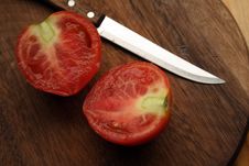 Tomato With Knife Royalty Free Stock Images