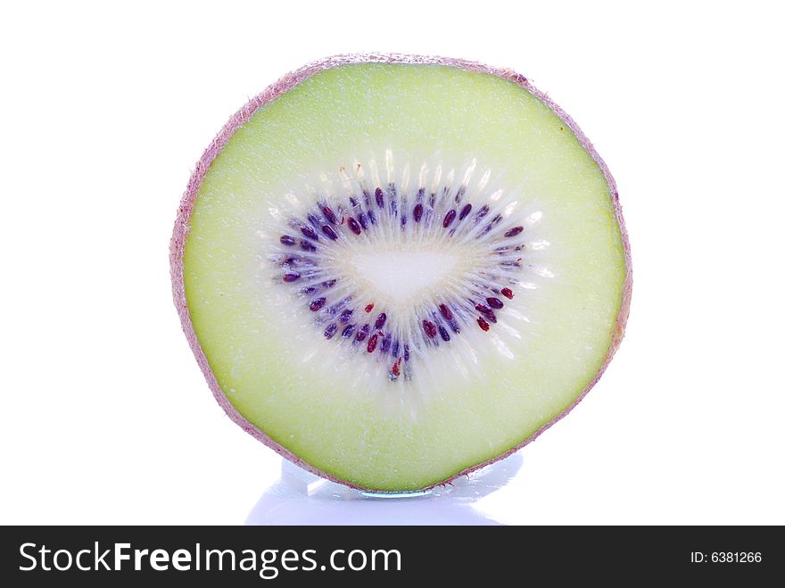 Close up of single kiwifruit slice.