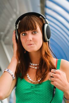 Girl Listening To Music Royalty Free Stock Photos Girl Listening To Music Royalty Free Stock Photos
