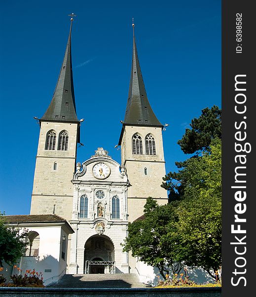 Originally built in 735, the present structure was erected in 1633 in the late Renaissance style. Is known as the Church of St. Leodegar. The church is popularly called the Hofkirche (German) and is known locally as the Hofchile (Swiss-German). Originally built in 735, the present structure was erected in 1633 in the late Renaissance style. Is known as the Church of St. Leodegar. The church is popularly called the Hofkirche (German) and is known locally as the Hofchile (Swiss-German).