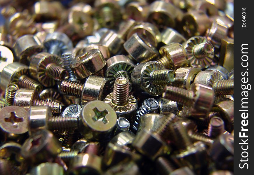 A pile of screws