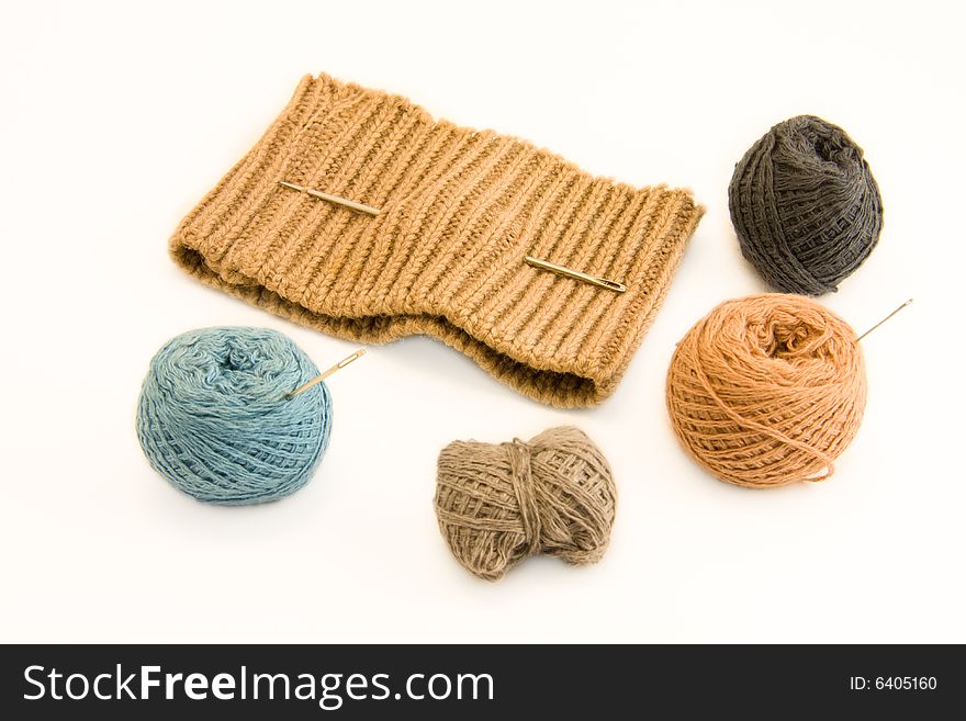 Knitted garment and skeins of yarn