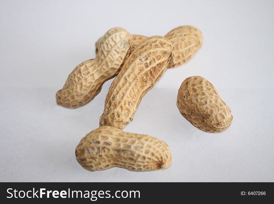 Picture of whole peanuts, still on their shells
