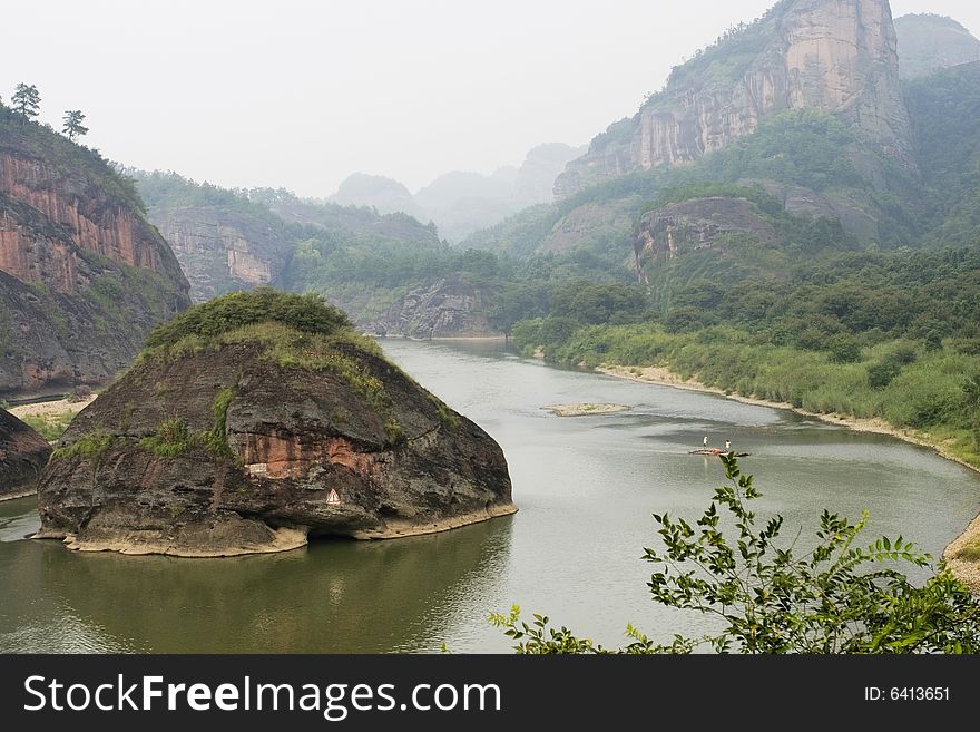 The river and mountain in a park