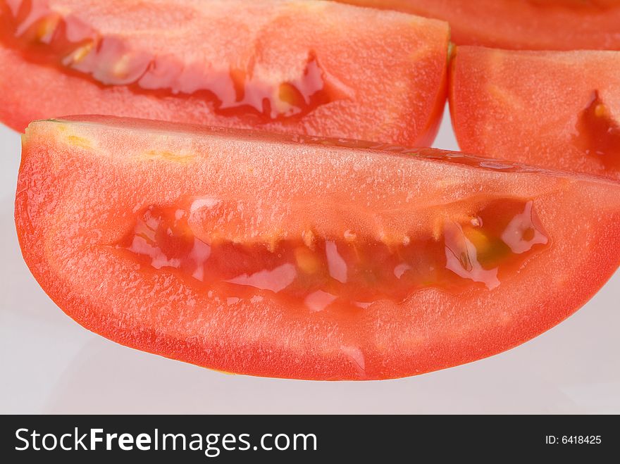 Some red and juicy tomatoe slices