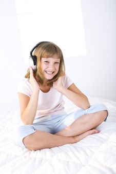 Girl Listening To Music Royalty Free Stock Photos Girl Listening To Music Royalty Free Stock Photos