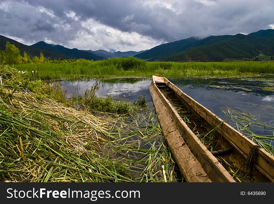 Picture depicting the content of the site is wet ground, a boat docked in the shore, a very beautiful picture. Picture depicting the content of the site is wet ground, a boat docked in the shore, a very beautiful picture