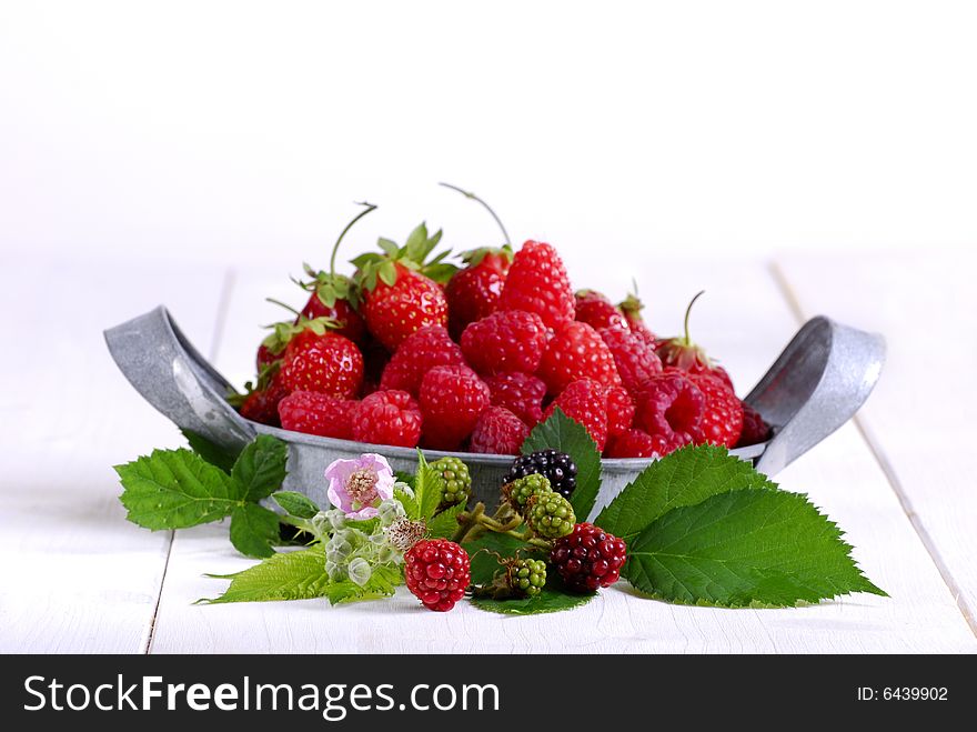 Raspberries, strawberries and blackberries in a bowl