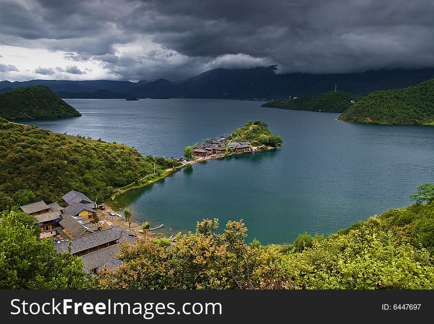 This is a picture of the performance of the Lugu Lake, a quiet lake in the center of the lake, there is a small island