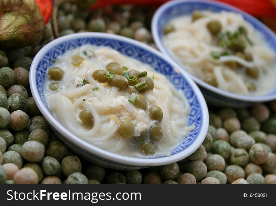 Japanese food with udon-noodles and peas