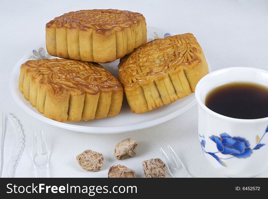 Moon cake is the traditional food in China.It would be 

made and ate at the Mid-Autumn Festival.