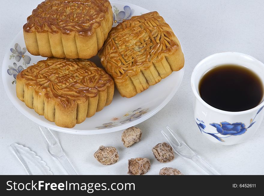 Moon cake is the traditional food in China.It would be 

made and ate at the Mid-Autumn Festival.