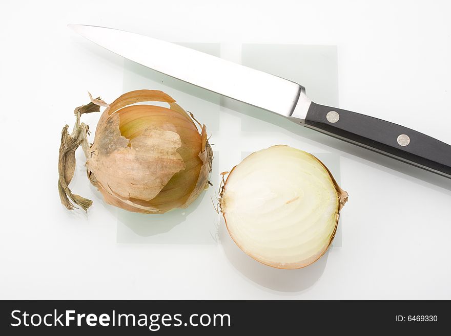 Sliced onion and a knife on a chopping board