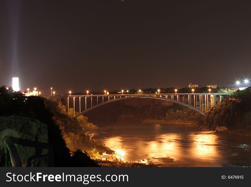 Bridge at Niagra Falls lit up at night