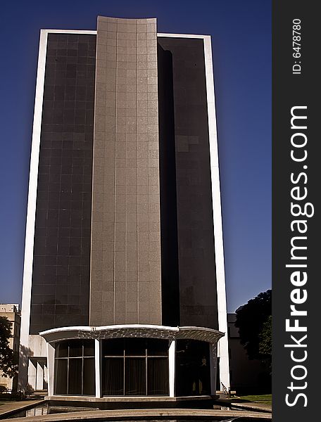 This is a picture of the Millikan Memorial Library at the California Institute of Technology (Cal Tech).