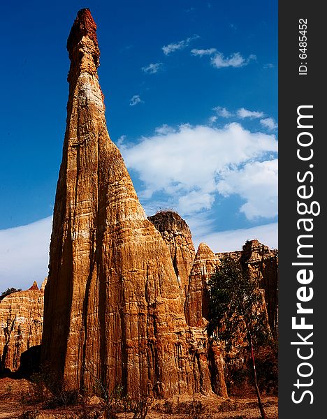 Blue sky 
Cloud
Steep soil column 
Natural beauty. Blue sky 
Cloud
Steep soil column 
Natural beauty