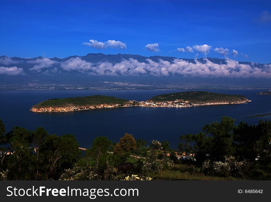 Lake 
Island 
Residential 
Blue sky 
Clouds 
Mountains. Lake 
Island 
Residential 
Blue sky 
Clouds 
Mountains