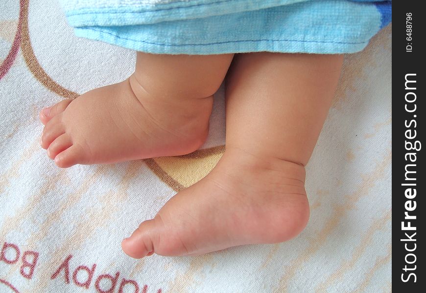 Little feet under blue sheet