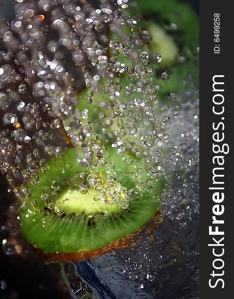 Flowing water on a slice kiwi