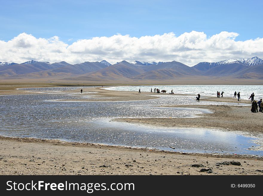 Tibet is one of the Nam Co Lake on the plateau of Pearl, surrounded by snow-capped mountains around, as in Wonderland. Tibet is one of the Nam Co Lake on the plateau of Pearl, surrounded by snow-capped mountains around, as in Wonderland