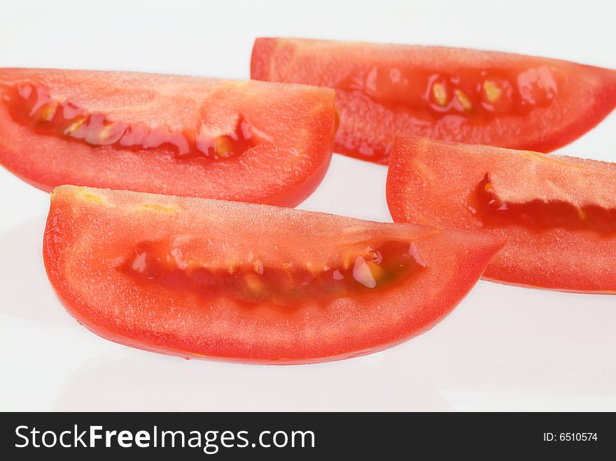 Some red and juicy tomato slices
